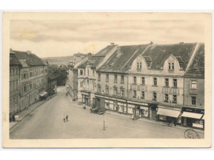 46 - Písek, oživená Karlova ulice, obchody - Kovomat, drogerie..., cca 1955