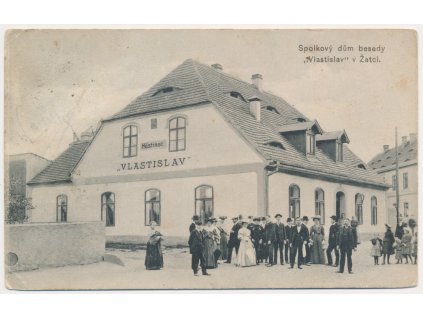 34 - Lounsko, Žatec, Hostinec "Vlastislav", oživená partie před domem besedy, cca 1909