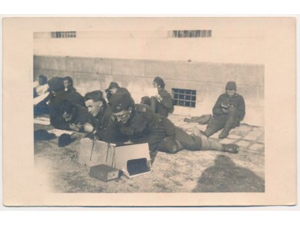 Vojáci při odpočinku na dvoře kasáren, cca 1924
