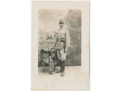 Ateliérové foto vojáka, cca 1915