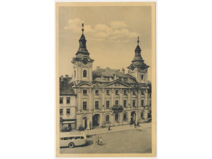 46 - Písek, oživená partie před radnicí, autobus..., cca 1956