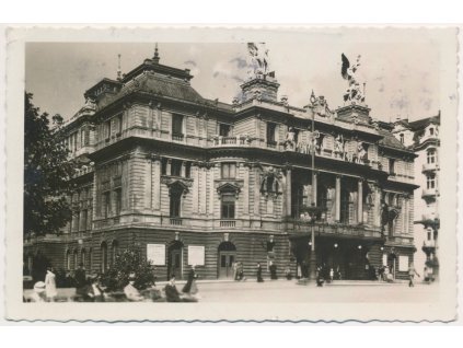 49 - Praha, oživená partie před divadlem, cca 1942