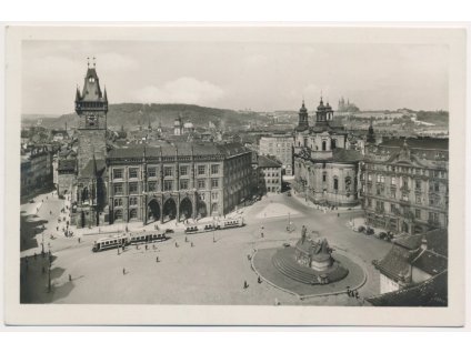 49 - Praha, oživené Staroměstské náměstí s tramvajemi, cca 1943