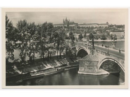 49 - Praha, Karlův most a Hradčany, cca 1943