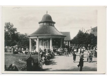 40 - Nymbursko, Poděbrady, oživená lázeňská kolonáda, cca 1938