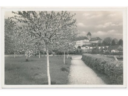 40 - Nymbursko, Poděbrady, pohled na zámek z parku, cca 1939
