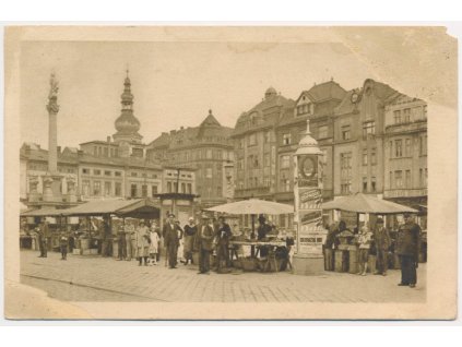 43 - Ostrava, Moravská Ostrava, oživené trhy na Masarykově nám., cca 1919, vada