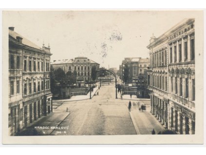 19 - Hradec Králové, oživená ulice, domy..., cca 1927