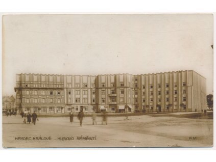 19 - Hradec Králové, oživené Husovo náměstí, cca 1926