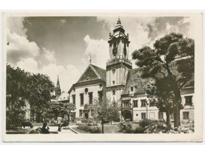 Slovensko, Bratislava, budova staré radnice, oživené náměstí, cca 1953