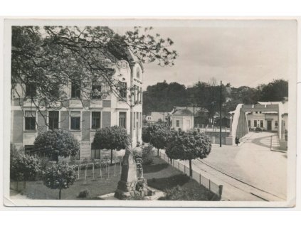 57 - Rychnovsko, Doudleby nad Orlicí, pomník padlým u školy, cca 1940