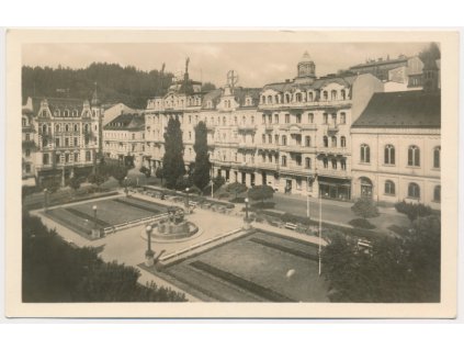 08 - Chebsko, Mariánské Lázně, pohled na náměstí a lázeňské domy, cca 1945