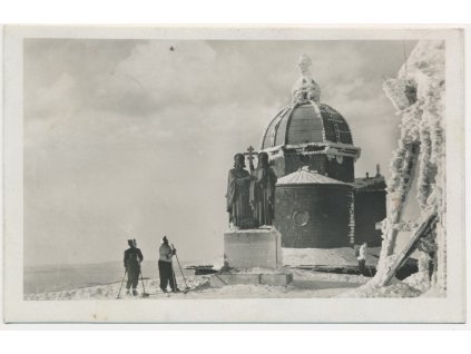 71 - Vsetínsko, Kaple na Radhošti, oživená zimní partie, cca 1940