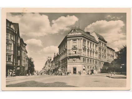 69 - Ústí nad Labem, oživená Masarykova třída, Jednota, obchody..., cca 1953