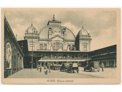 47 - Plzeň, Hlavní nádraží, oživená partie s automobily, cca 1930