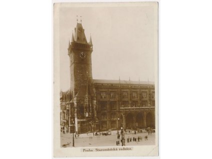 49 - Praha, oživená ulice před Staroměstskou radnicí, cca 1931