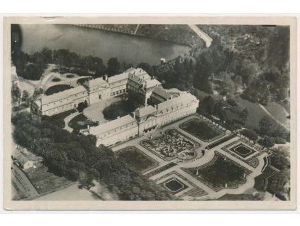 54 - Příbramsko, Dobříš, Zámek, letecký pohled č. 95, cca 1940