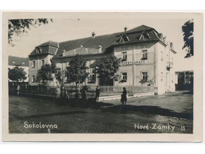 Slovensko, Nové Zámky, Sokolovna, Restaurace, oživená partie, cca 1928