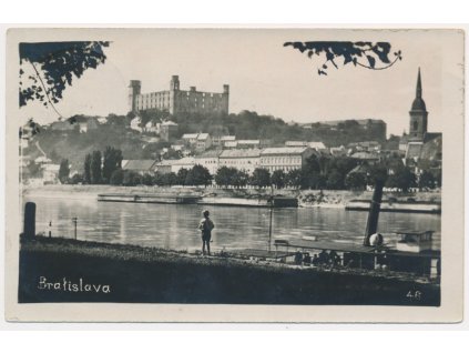 Slovensko, Bratislava, oživený pohled na město od Dunaje, cca 1929
