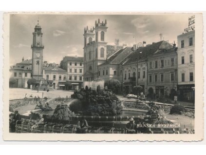 Slovensko, Banská Bystrica, partie z náměstí u kašny, cca 1936