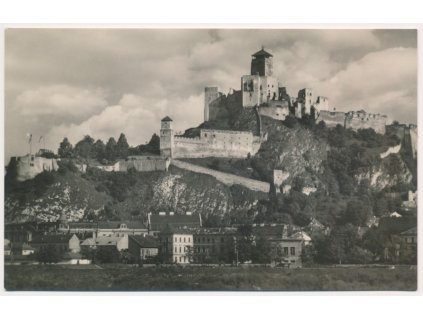 Slovensko, Trenčín, pohled na hrad a domy v podhradí, cca 1955