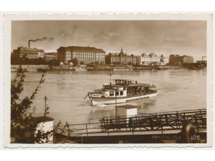 Slovensko, Bratislava, řeka Dunaj, loď, město..., cca 1935