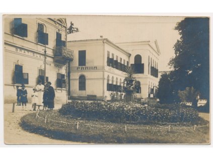 Slovensko, Sliač, oživená partie před hotelem Praha, cca 1924