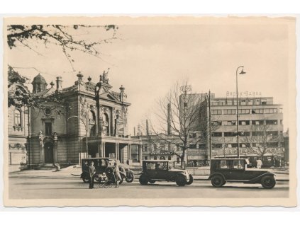 43 - Ostrava, Moravská Ostrava, oživené Wagnerovo náměstí s automobily, 1945