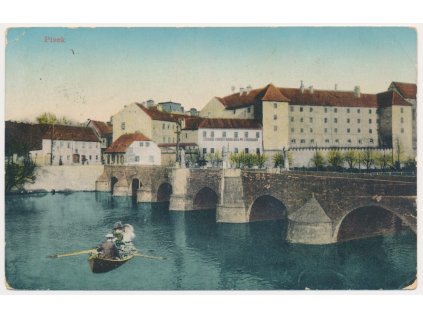 46 - Písek, oživená partie s loďkou na řece s pohledem na město, 1913