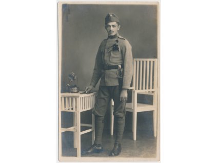 Vojenská, Ateliérové foto vojáka, foto E. Prasser, cca 1920
