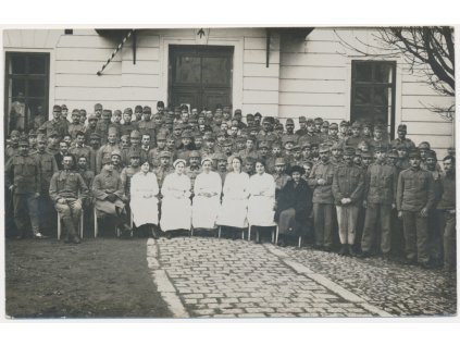 Vojenská, Skupinové foto vojáků s nemocničním personálem, cca 1920