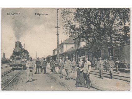 Maďarsko, Kaposvár, Pályaudvar, oživená partie z nádraží s vlaky, cca 1907