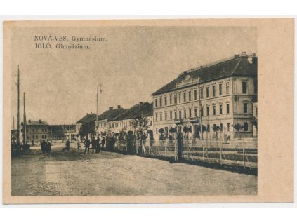 Slovensko, Spišská Nová Ves, oživená partie před gymnáziem, cca 1924