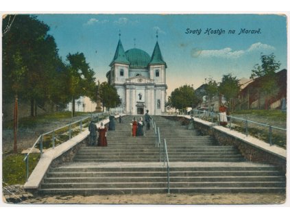 30 - Kroměřížsko, Svatý Hostýn, oživená partie na chodech před poutním místem, cca 1906