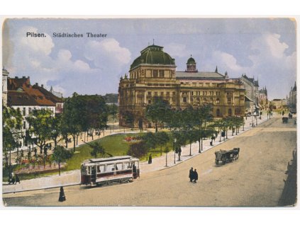47 - Plzeň, oživená partie s tramvají před divadlem, cca 1917