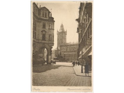 49 - Praha, Staroměstská radnice, lidé na ulici, cca 1942