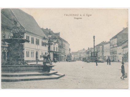 59 - Sokolov (Falkenau an der Eger), oživená partie z náměstí, cca 1909