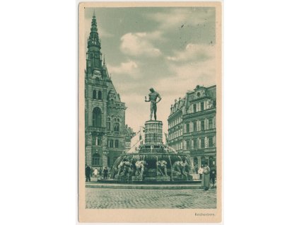32 - Liberec, oživená partie u fontány na náměstí, cca 1940