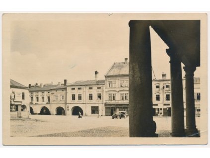 53 - Přerovsko, Lipník nad Bečvou, partie s automobilem z náměstí, cca 1953
