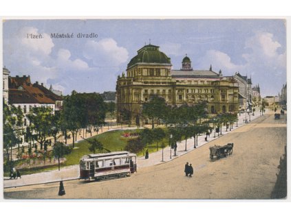 47 - Plzeň, oživená partie s tramvají před divadlem, cca 1917