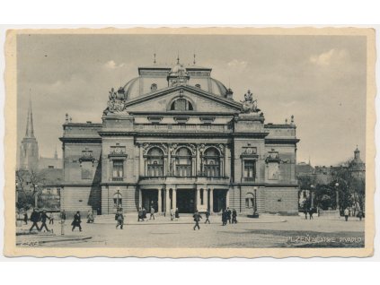 47 - Plzeň, oživená partie před městským divadlem, cca 1930