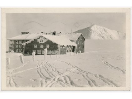 66 - Trutnovsko, Krkonoše, hotel Luční bouda, zimní partie, cca 1950