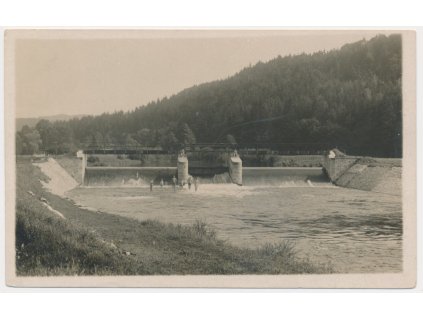 57 - Rychnovsko, Kostelec nad Orlicí,, oživená partie u splavu, cca 1925