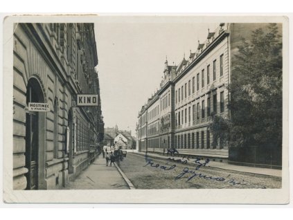 34 - Louny, oživená partie před Kinem, Hostinec U Parmů, cca 1940