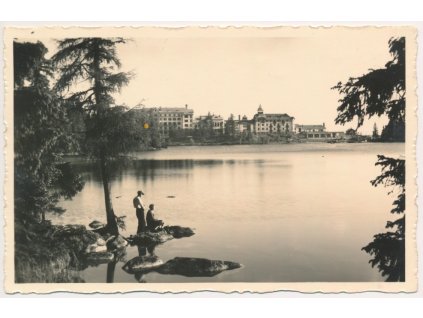 Slovensko, Vysoké Tatry, Štrbské pleso, oživená partie u jezera, cca 1936