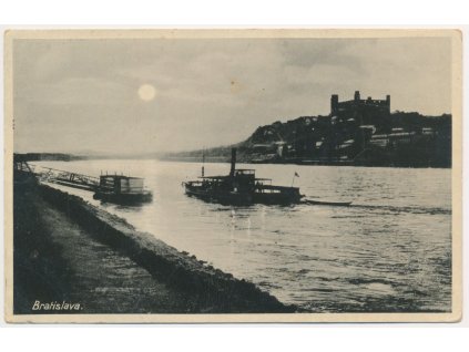 Slovensko, Bratislava, pohled na město od Dunaje za soumraku, cca 1935