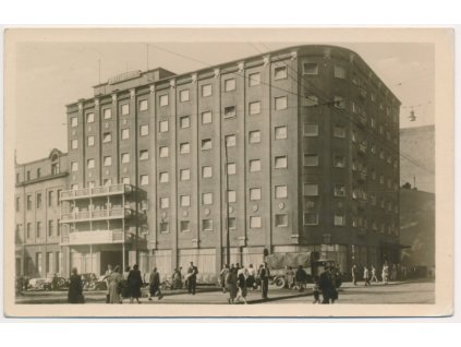 43 - Ostrava, oživená partie před Hotelem Ostrava, cca 1952
