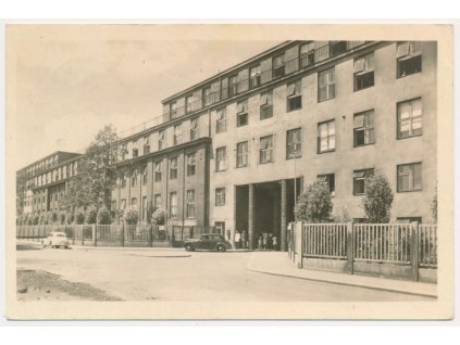43 - Ostrava, Nemocnice na Fifejdách, oživená partie s automobily, 1953