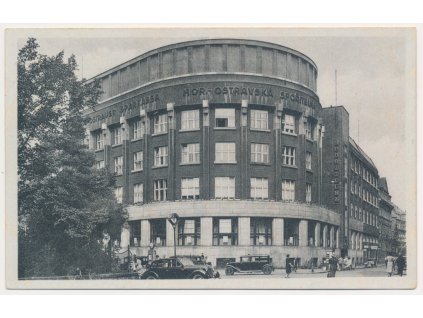 43 - Ostrava, Moravská Ostrava, oživená partie před spořitelnou, cca 1940
