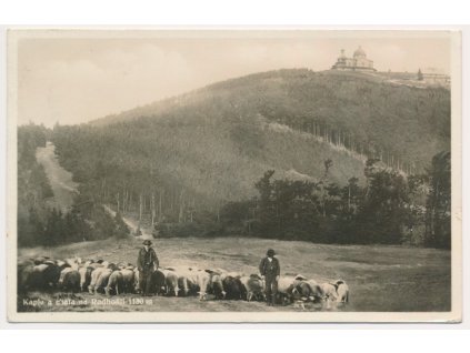 71 - Vsetínsko, Kaple a chata na Radhošti, pasáčci s ovečkami na louce, 1933